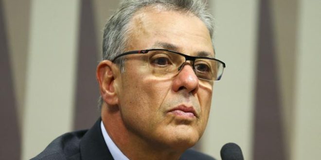 Ministro de Minas e Energia foi exonerado, porque não endossou projeto para beneficiar o bilionário “rei do gás”, Carlos Suarez