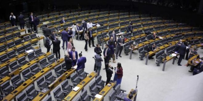 Câmara pode votar na terça-feira MP que permite renegociação de dívidas do Fies