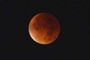 Eclipse deixa a Lua avermelhada e encanta observadores na madrugada desta segunda-feira