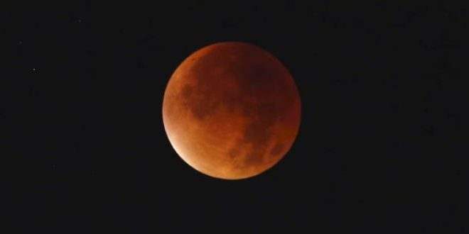Eclipse deixa a Lua avermelhada e encanta observadores na madrugada desta segunda-feira