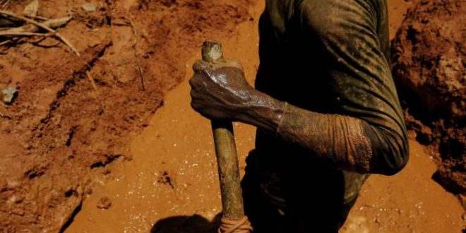 Garimpeiros ameaçam processar líder yanomami por acusações