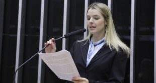 Câmara aprova texto-base de projeto que regulamenta educação domiciliar; votação prossegue nesta quinta