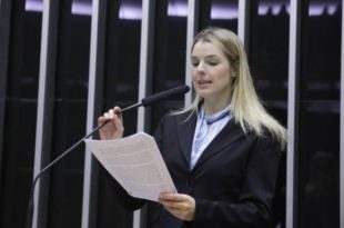 Câmara aprova texto-base de projeto que regulamenta educação domiciliar; votação prossegue nesta quinta
