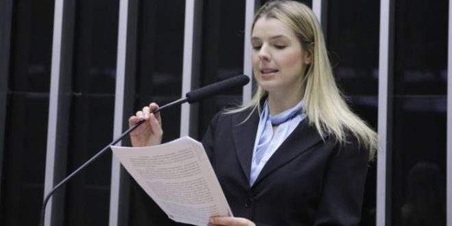 Câmara aprova texto-base de projeto que regulamenta educação domiciliar; votação prossegue nesta quinta
