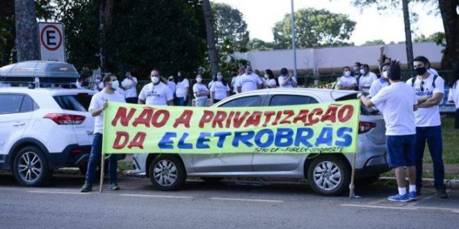 Nassif denuncia a omissão das instituições brasileiras com a entrega criminosa da Eletrobras