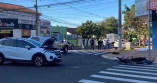 Motociclista é atingido por carro, bate a cabeça e morre