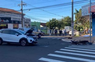 Motociclista é atingido por carro, bate a cabeça e morre