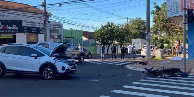 Motociclista é atingido por carro, bate a cabeça e morre