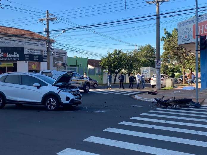 Motociclista é atingido por carro, bate a cabeça e morre 2 Motociclista é atingido por carro, bate a cabeça e morre