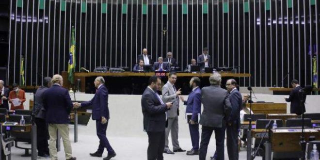 Câmara pode votar nesta quarta-feira projeto que limita alíquota de tributo sobre energia e combustível