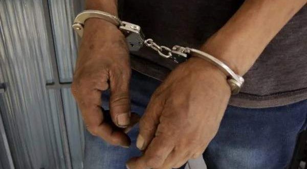 Homem com dois mandados de prisão é preso em lanchonete na Baixada da Sobral