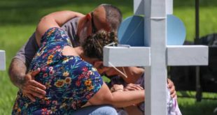 Marido de professora assassinada em massacre no Texas morre de ataque cardíaco
