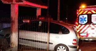 Idosa confunde pedais de carro e acaba matando a filha atropelada