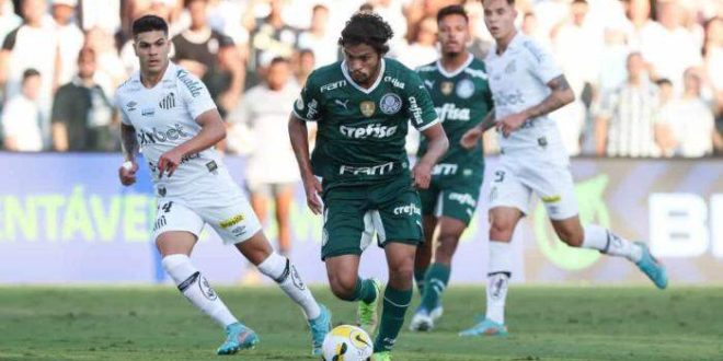 Palmeiras supera pênalti perdido por Veiga e ganha 6º jogo seguido do Santos
