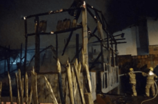 Casa pega fogo e Corpo de Bombeiros é acionado para contenção das chamas em Cruzeiro do Sul