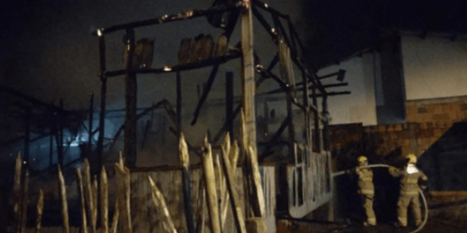 Casa pega fogo e Corpo de Bombeiros é acionado para contenção das chamas em Cruzeiro do Sul