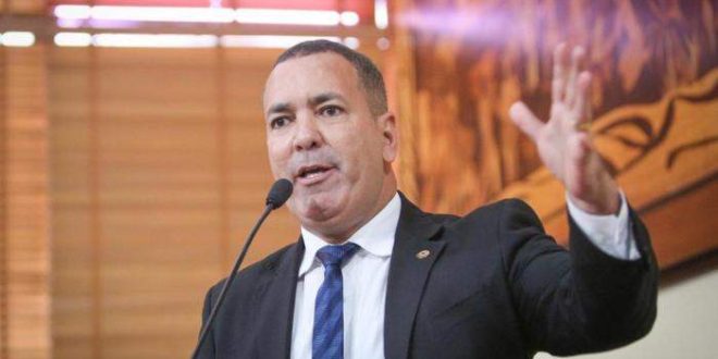 "Elegemos um governador e não um dançarino para dançar em cima da miséria do povo", diz Neném Almeida