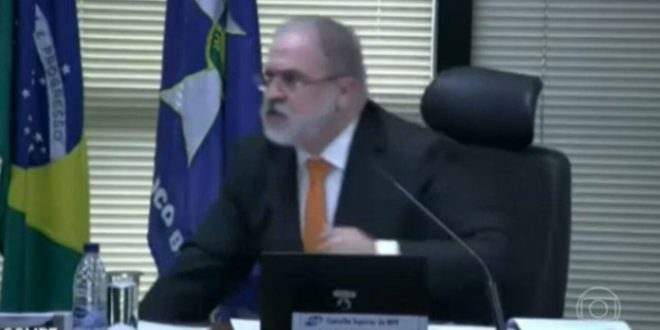 Aras parte para cima de colega em sessão do Conselho do Ministério Público