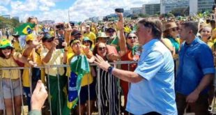 Bolsonaro ignora orientação de aliados e participa de ato contra STF