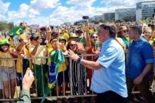 Bolsonaro ignora orientação de aliados e participa de ato contra STF
