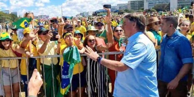 Bolsonaro ignora orientação de aliados e participa de ato contra STF