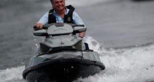 Bolsonaro vai a 'lanchaciata' e pilota moto náutica entre apoiadores em Brasília