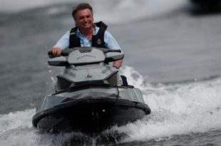 Bolsonaro vai a 'lanchaciata' e pilota moto náutica entre apoiadores em Brasília