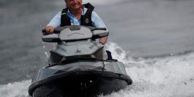 Bolsonaro vai a 'lanchaciata' e pilota moto náutica entre apoiadores em Brasília