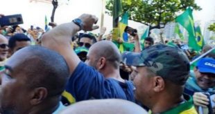 Em ato neste 1º de maio, multidão recebe Daniel Silveira com gritos de "eô, eô, Daniel senador"