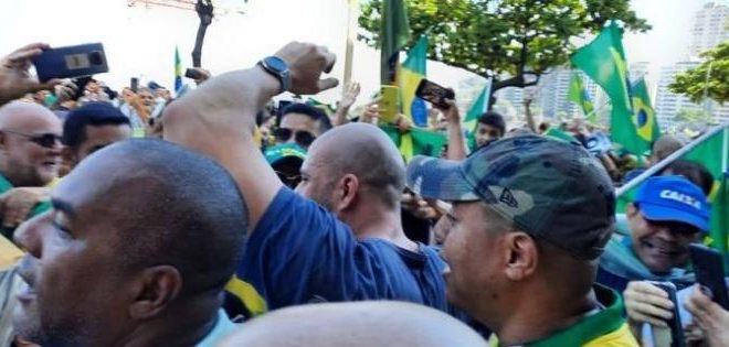 Em ato neste 1º de maio, multidão recebe Daniel Silveira com gritos de "eô, eô, Daniel senador"