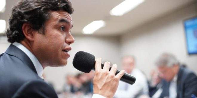 Em reunião do PSDB, deputado diz haver pressão para apoio a Bolsonaro