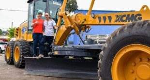 Jéssica Sales entrega veículos e máquinas para a Prefeitura de Cruzeiro de Sul