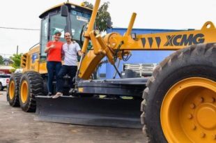 Jéssica Sales entrega veículos e máquinas para a Prefeitura de Cruzeiro de Sul
