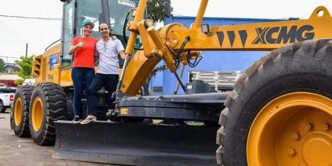 Jéssica Sales entrega veículos e máquinas para a Prefeitura de Cruzeiro de Sul