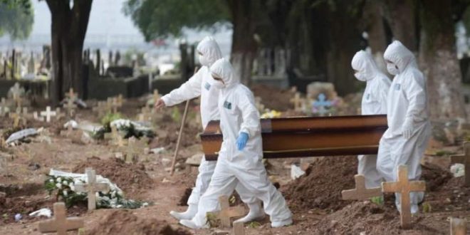 Mortes causadas pela pandemia no mundo chegaram a 14,9 milhões, diz estudo da OMS