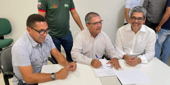 Emenda de 200 mil destinada por Edvaldo Magalhães vai ajudar na reforma dos sindicatos rurais de Marechal e Tarauacá; convênio foi assinado hoje