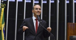 ”Governo federal é desumano com brasileiros que precisam do INSS”, diz Leo de Brito