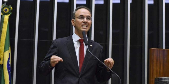 ”Governo federal é desumano com brasileiros que precisam do INSS”, diz Leo de Brito