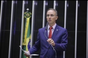 “Verdadeira tragédia se abate sobre nosso país”, diz Leo de Brito na Câmara Federal