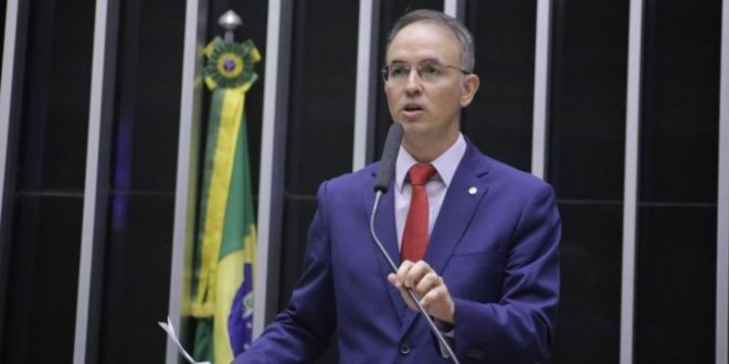 “Verdadeira tragédia se abate sobre nosso país”, diz Leo de Brito na Câmara Federal