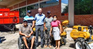 Leo de Brito entrega máquinas e equipamentos para produtores rurais do Bujari, Capixaba e Rio Branco