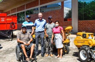 Leo de Brito entrega máquinas e equipamentos para produtores rurais do Bujari, Capixaba e Rio Branco