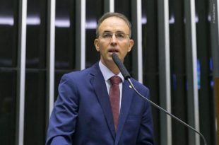“Se privatizar a Petrobras, o preço dos combustíveis vai aumentar ainda mais”, alerta Leo de Brito