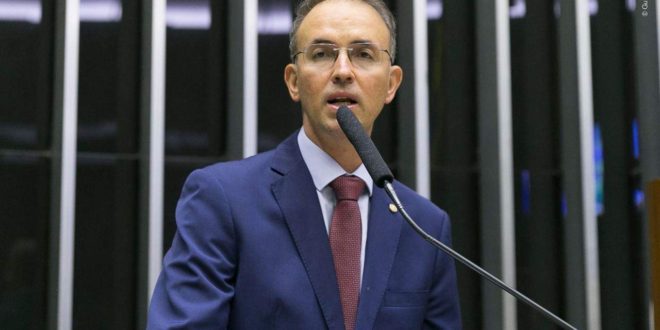 “Se privatizar a Petrobras, o preço dos combustíveis vai aumentar ainda mais”, alerta Leo de Brito