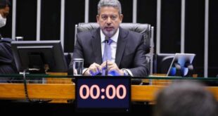 Enxugando gelo: Lira, Pacheco e Bolsonaro anunciam PEC que reduz impostos federais sobre combustíveis