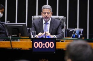 Enxugando gelo: Lira, Pacheco e Bolsonaro anunciam PEC que reduz impostos federais sobre combustíveis