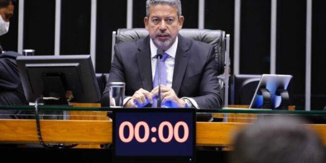 Enxugando gelo: Lira, Pacheco e Bolsonaro anunciam PEC que reduz impostos federais sobre combustíveis