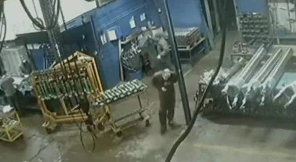 Funcionário é morto por supervisor após tomar café durante expediente; VÍDEO