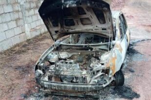 Esposa flagra marido com garota de programa, dá facadas na mulher e queima carro