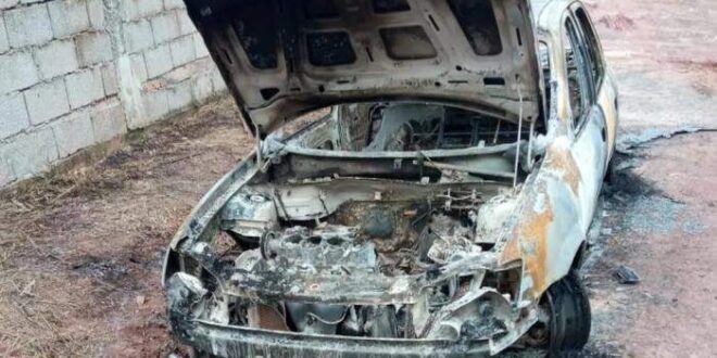 Esposa flagra marido com garota de programa, dá facadas na mulher e queima carro